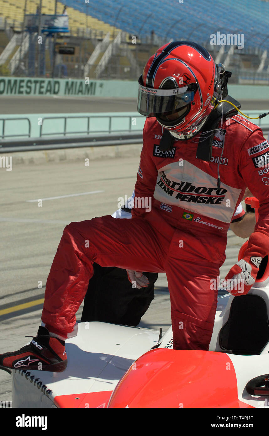 Indy Car Race Driver, Dario Franchitti, esce dalla sua vettura da gara dopo il completamento della sua sessione di pratica su Marzo 25, 2006 a Homestead, Florida a Homestead Miami Speedway. Questa è stata la prima sessione di prove libere della giornata in preparazione per la Toyota Indy 300 che si terrà sul Mar 26, 2006. (UPI foto/Marino-Cantrell) Foto Stock