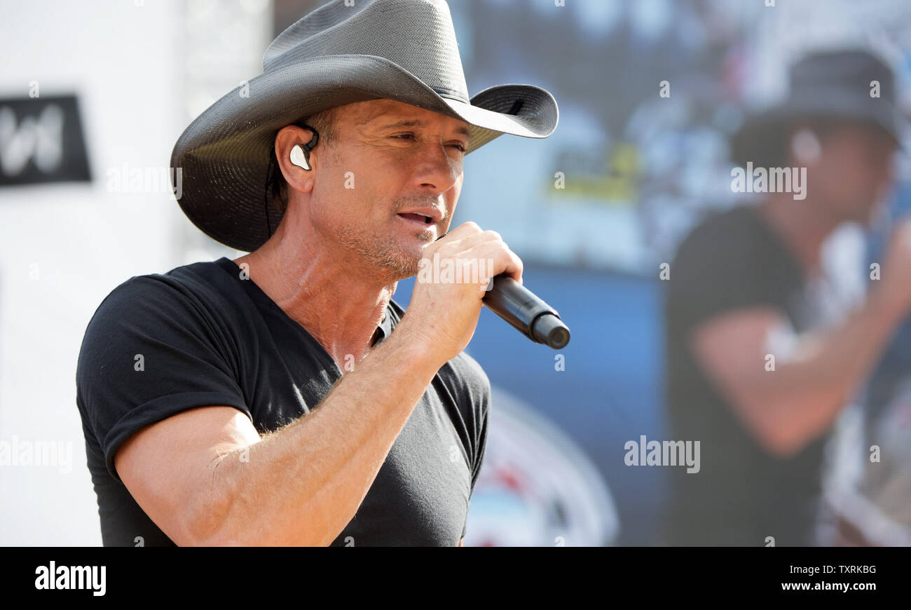 Tim McGraw esegue prima del 2015 NASCAR Sprint Cup Series Ford Ecoboost 400 gara al Homestead-Miami Speedway su Novembre 22, 2015. Foto di Joe Marino-Bill Cantrell/UPI Foto Stock