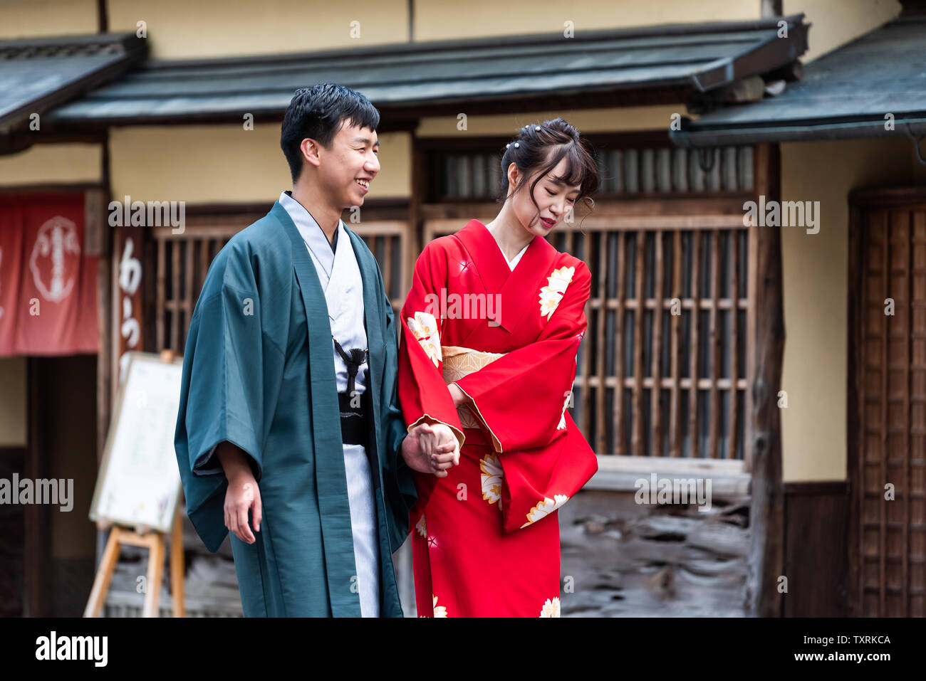 Nara, Giappone - 14 Aprile 2019: giovani turisti giovane camminando sul marciapiede strada nel centro città vestito in costume kimono Foto Stock
