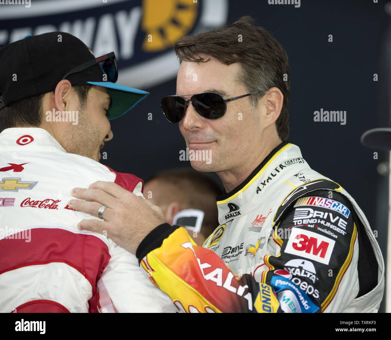 Jeff Gordon (r) saluta Kyle Larson come essi vengono introdotti per gli spettatori a 2015 NASCAR Sprint Cup Series Ford Ecoboost 400 gara al Homestead-Miami Speedway su Novembre 22, 2015. .Foto di Joe Marino-Bill Cantrell/UPI Foto Stock