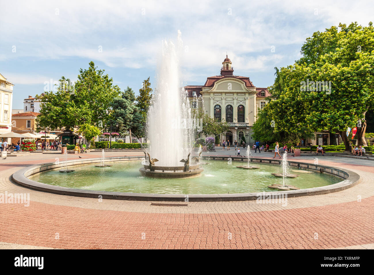 Il Pellicano fontana, noto anche come ''pulsanti'' è situato di fronte al Comune di Plovdiv dal centro città Foto Stock