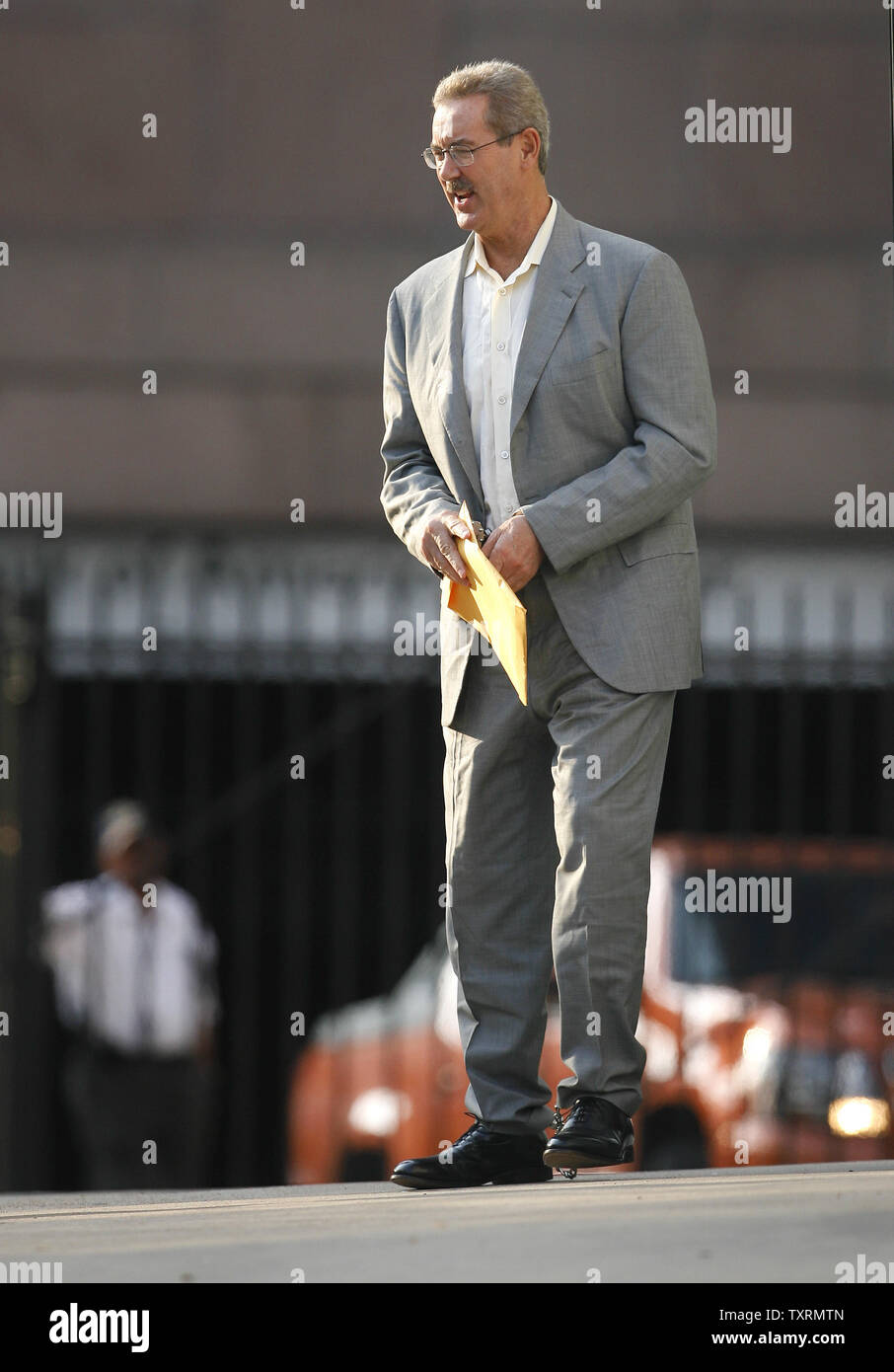 Finanziere R. Allen Stanford è scortato in Federal Courthouse in manette per un' audizione su se un ordine concessione lui bail dovrebbe essere invertita a Houston, in Texas, il 29 giugno 2009. Stanford è stato incriminato da un gran giurì federale insieme ad altre cinque persone tra cui un ex regolatore Antiguan su oneri hanno diretto a 7 miliardi di dollari di frode per la vendita di certificati di deposito attraverso la sua banca Antiguan. (UPI foto/Aaron M. Sprecher) Foto Stock