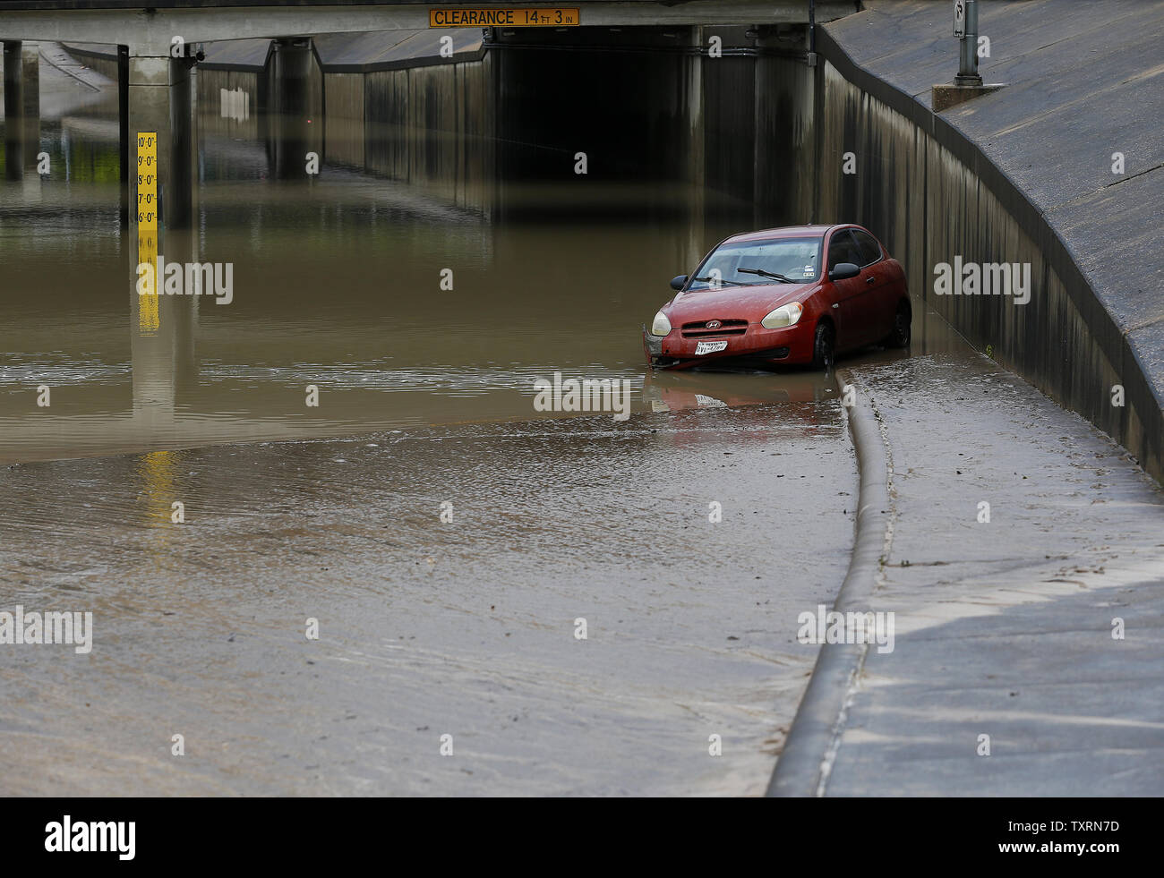 Un veicolo è visto sinistra arenati su Allen Parkway a Houston, in Texas, il 27 maggio 2015. Un sistema meteo ha dumping precipitazioni record per tutto il Texas causando gravi inondazioni in tutta la zona. Foto di Aaron M. Sprecher/UPI Foto Stock