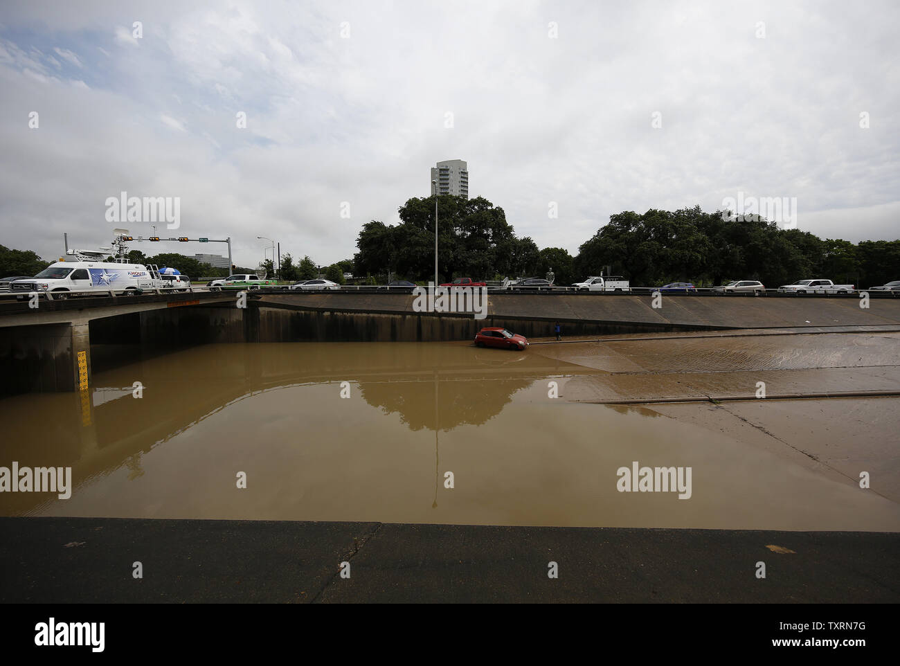 Un veicolo è visto sinistra arenati su Allen Parkway a Houston, in Texas, il 27 maggio 2015. Un sistema meteo ha dumping precipitazioni record per tutto il Texas causando gravi inondazioni in tutta la zona. Foto di Aaron M. Sprecher/UPI Foto Stock