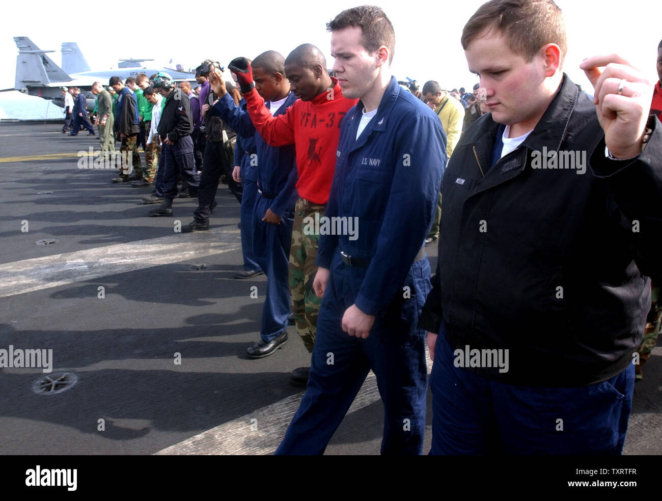 HST2003031702 - a bordo della USS Harry Truman, Mediterraneo orientale, Marzo 17 (UPI) -- i membri dell'equipaggio a bordo della portaerei USS Harry Truman a piedi verso il basso il ponte di volo per i DOM (oggetto estraneo detriti) a piedi verso il basso il lunedì, 17 marzo 2003. Tutte le mani sono chiamati due volte al giorno per verificare la presenza di detriti lungo il ponte di volo che potrebbe causare il danno che potrebbe essere risucchiata in un getto di aspirazione di un motore o di essere soffiata intorno da lavaggio a getto. MK/jg/John Gillis UPI Foto Stock