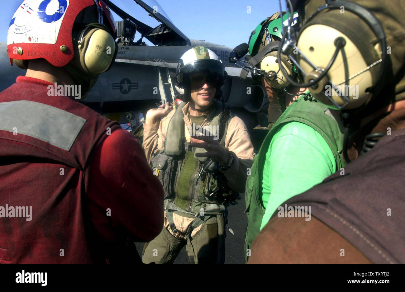 HST2003033106-A BORDO DELLA USS Harry Truman, Mediterraneo orientale, 31 marzo (UPI) -- un pilota da VMFA-115 parla con il suo equipaggio circa la sua missione in Iraq dopo il ritorno alla portaerei USS Harry Truman su Marzo 31, 2003 nel Mediterraneo orientale. jg/John Gillis UPI Foto Stock