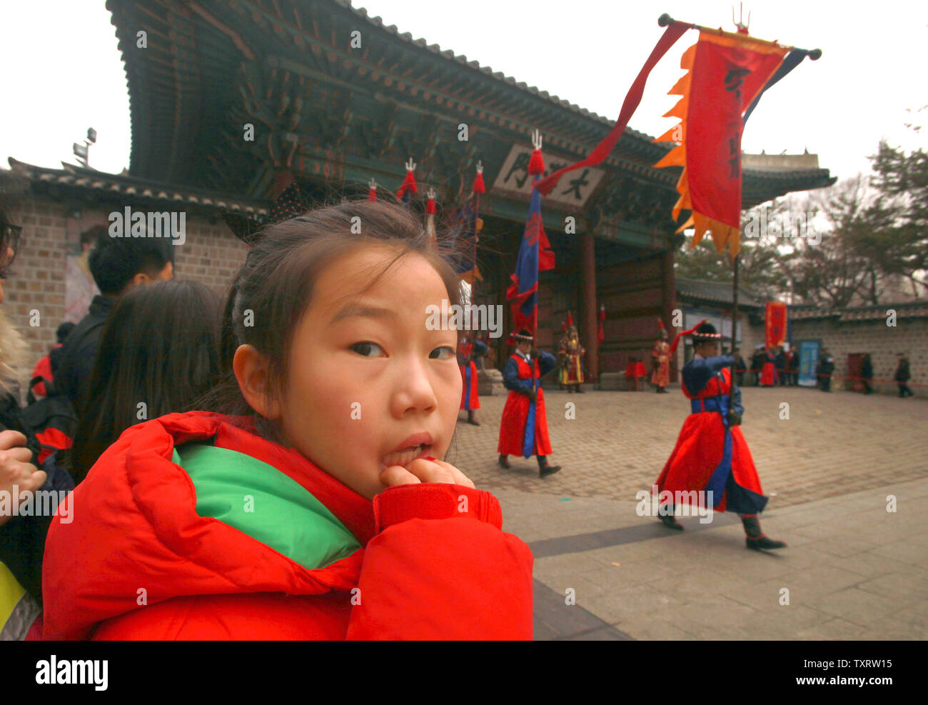 Artisti coreani indossando il tradizionale abito imperiale di eseguire un 'cambio della guardia' in un parco nel centro cittadino di Seoul il 31 gennaio 2013. Con la globalizzazione tenendo un piede sulla politica e l' economia del mondo del ventunesimo secolo, costumi tradizionali spesso coesistono con aziende internazionali e il cambiamento delle norme sociali. UPI/Stephen rasoio Foto Stock