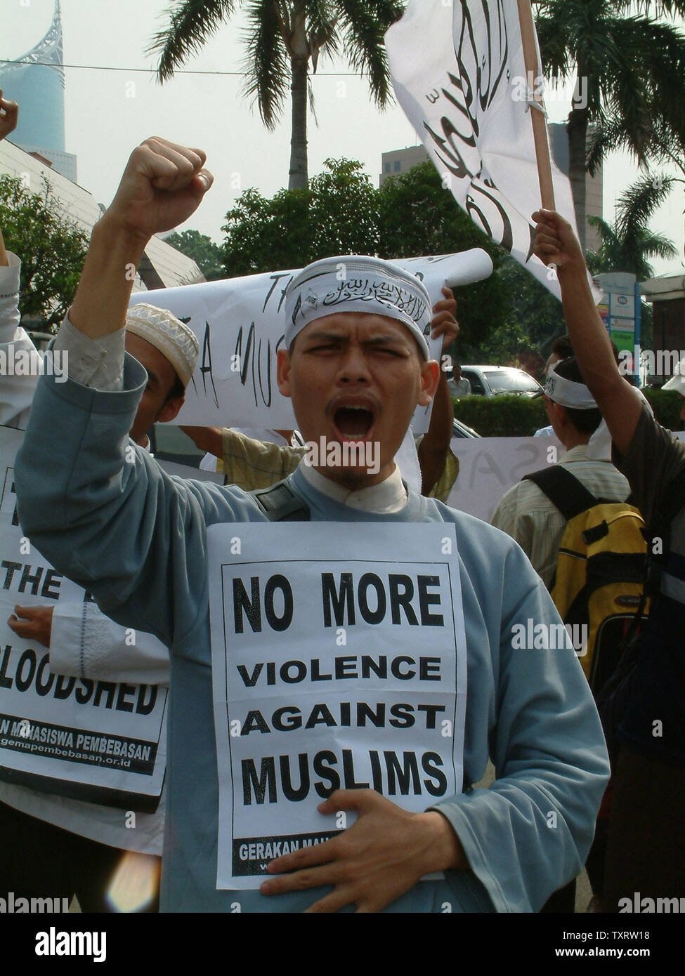 I manifestanti gridare "Allahu Akbar' (Dio è grande) durante una dimostrazione al di fuori dell'ambasciata thailandese di Jakarta, Ottobre 29, 2004, lamentando la recente morte di almeno 84 rivoltosi musulmani nella provincia di Narathiwat, nel sud della Thailandia. I contestatori ha condannato la polizia tailandese, azione che ha portato alla morte di grandi dimensioni con pedaggio in precedenza durante la settimana. (UPI Newspictures/Saprizal) Foto Stock