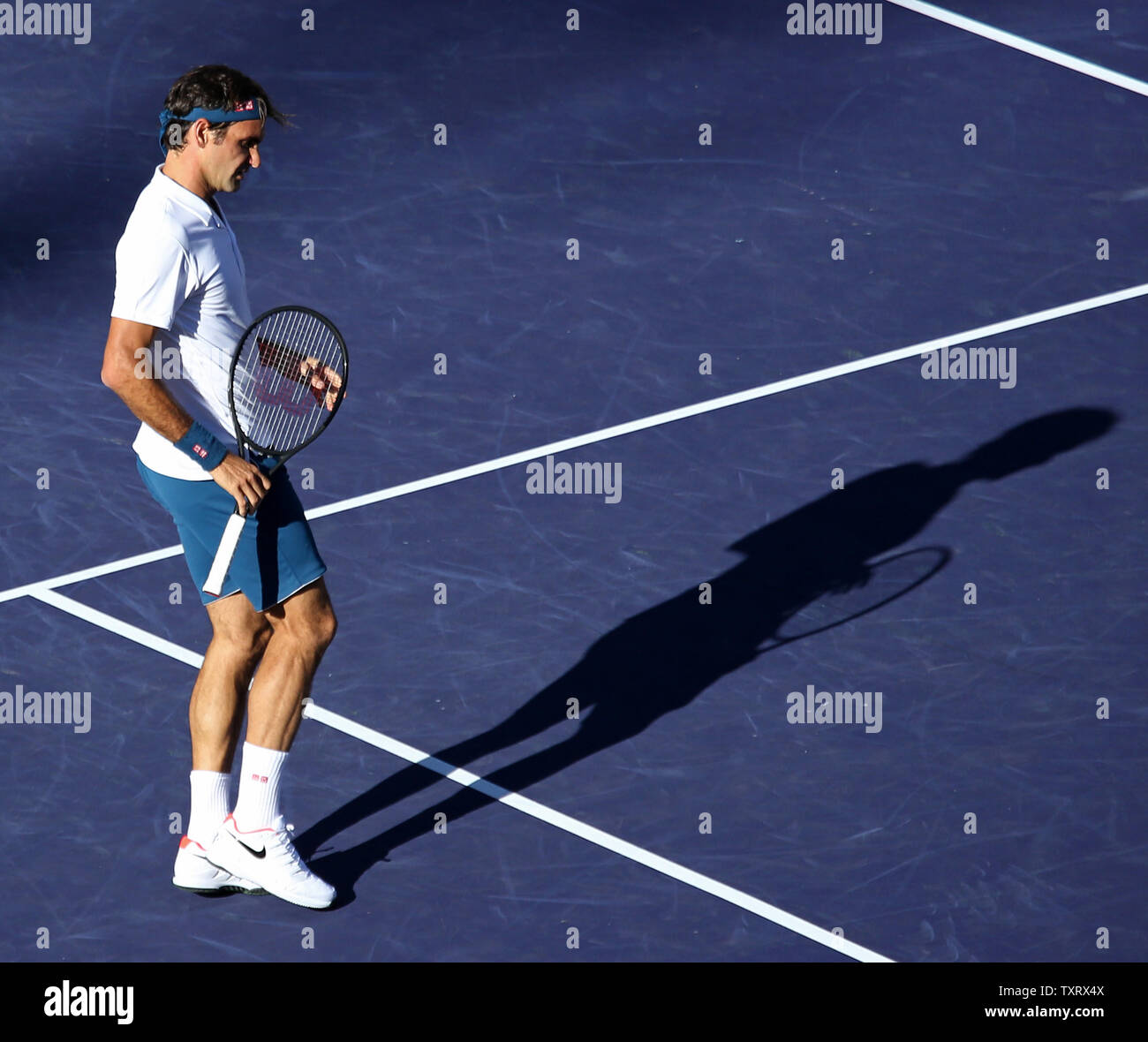 Roger Federer pause durante il suo uomo partita finale contro Dominic Thiem dell'Austria al BNP Paribas Open di Indian Wells, la California il 17 marzo 2019. Thiem sconfitto Federer 3-6, 6-3, 7-5 per vincere il campionato e il suo primo ATP Masters 1000 torneo. Foto di David Silpa/UPI Foto Stock