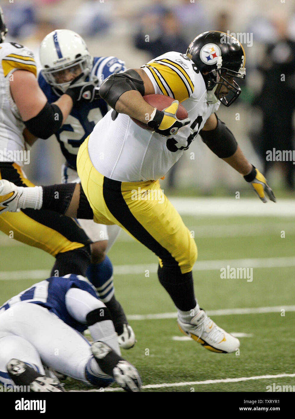 Pittsburgh Steelers running back Jerome Bettis (36) salta su Indianapolis Colts difensori per un primo verso il basso durante la loro AFC playoff divisionale gioco al RCA Dome di Indianapolis il 15 gennaio 2006. Lo Steelers ha sconfitto i Colts 21-18 per avanzare alla AFC partita di campionato. (UPI foto/Mark Cowan) Foto Stock