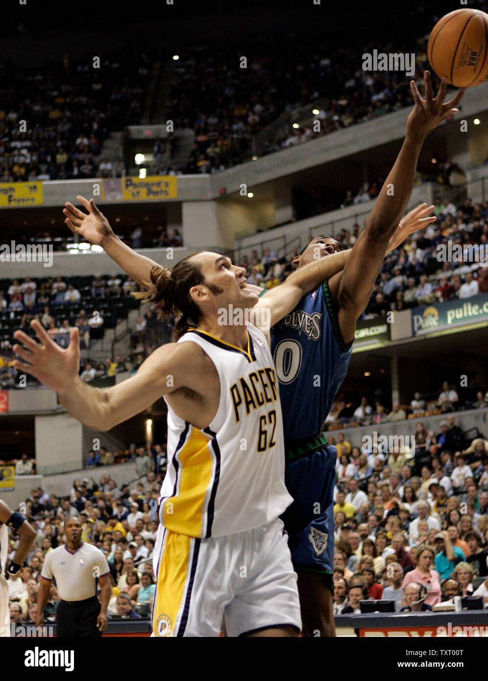 Indiana Pacers center Scot Pollard (62) e del Minnesota Timberwolves center Mark Blount (30) lotta per un rimbalzo nel primo semestre a Conseco Fieldhouse in Indianapolis, In Aprile 14, 2006. (UPI foto/Mark Cowan) Foto Stock