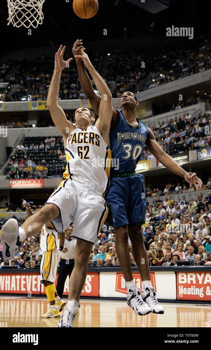 Indiana Pacers center Scot Pollard (62) e del Minnesota Timberwolves center Mark Blount (30) andare fino ad un rimbalzo nel primo semestre a Conseco Fieldhouse in Indianapolis, In Aprile 14, 2006. (UPI foto/Mark Cowan) Foto Stock