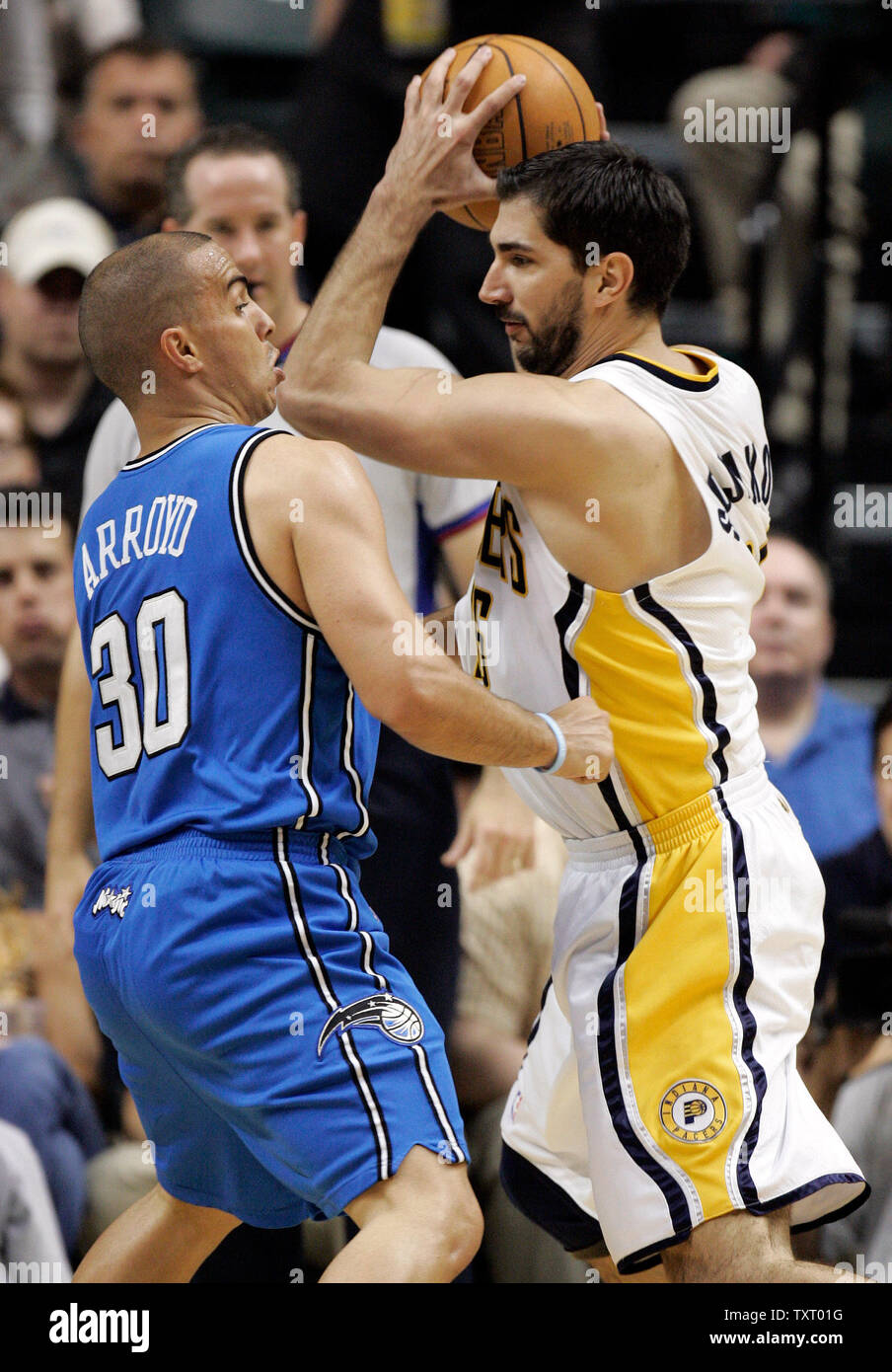 Indiana Pacers avanti Peja Stojakovic (16) combatte contro il suo passato modo Orlando Magic guard Carlos Arroyo (30) durante la prima metà a Conseco Fieldhouse in Indianapolis, In Aprile 19, 2006. (UPI foto/Mark Cowan) Foto Stock