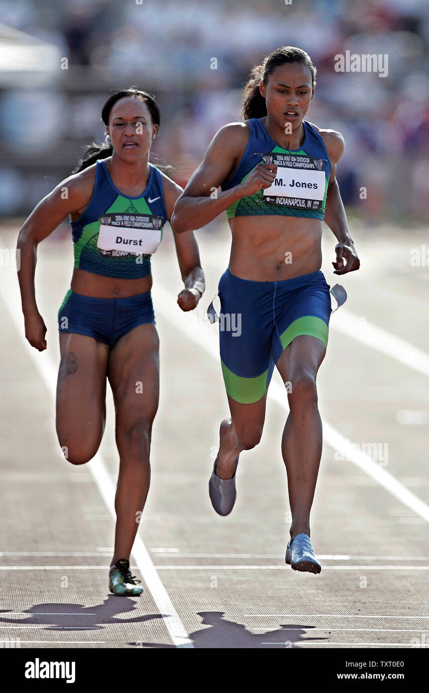 Marion Jones, a sinistra conduce Stephanie Durst durante la prima semifinale calore delle donne 100m dash al 2006 AT&T USA Outdoor Track & Field campionati a IUPUI Track & Soccer Stadium di Indianapolis, In Giugno 23, 2006. (UPI foto/Mark Cowan) Foto Stock