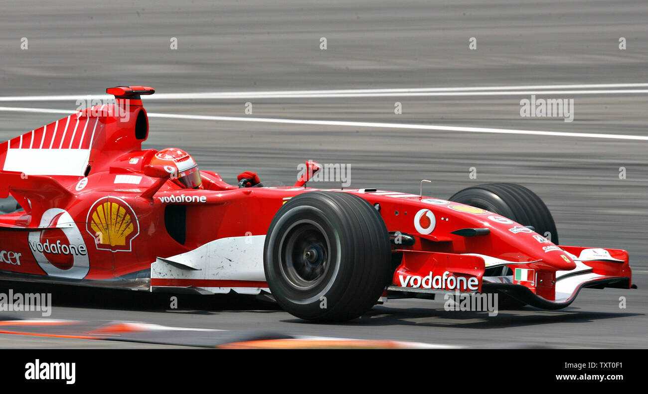 La Germania Michael Schumacher spinge la sua Ferrari sul suo modo di vincere la Formula Uno USGP a Indianapolis Motor Speedway di Indianapolis il 2 luglio 2006. (UPI foto/Tom Russo) Foto Stock