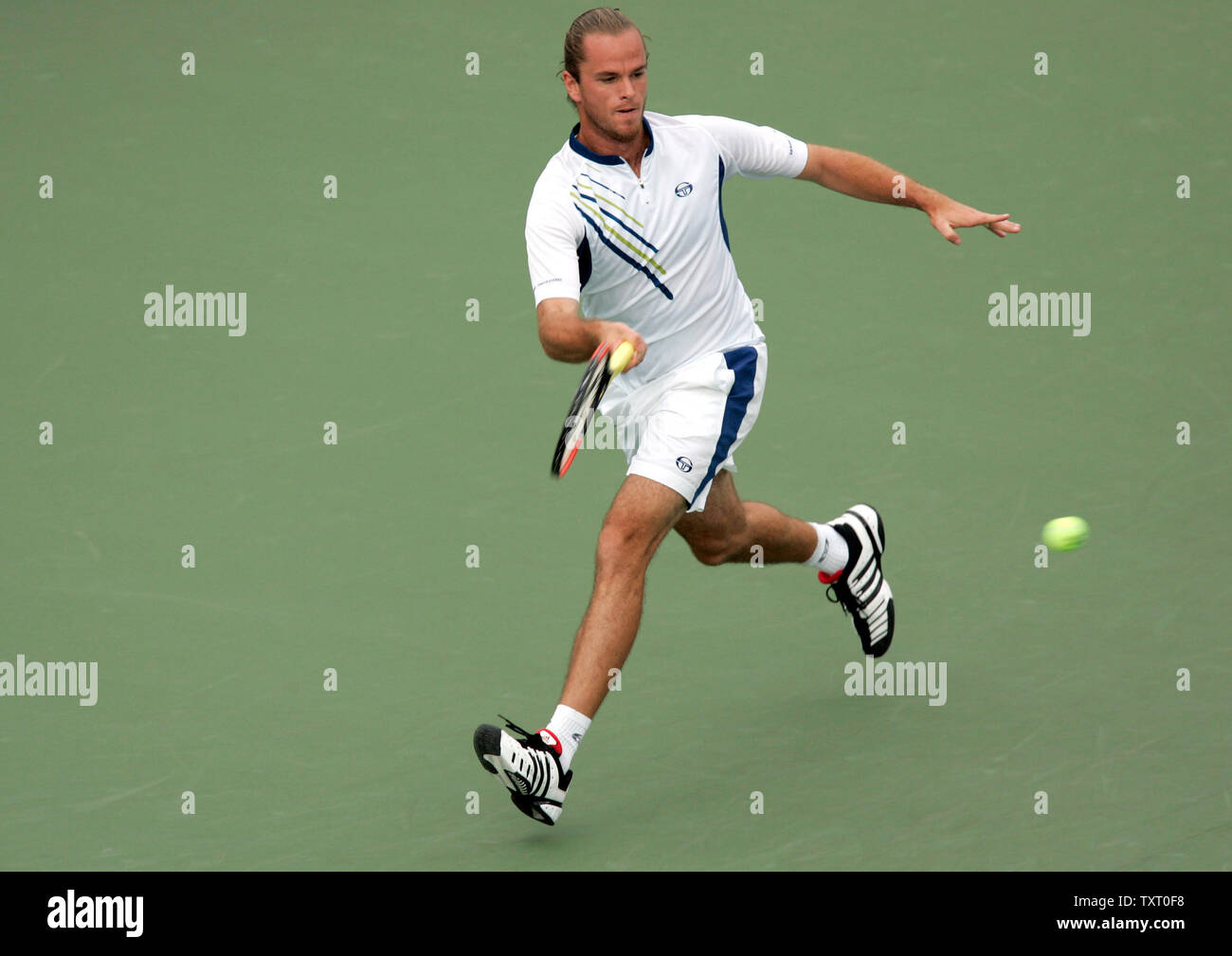 Belgio del Xavier Malisse colpisce un diretti torna a James Blake nella prima serie di loro semifinale partita. Blake sconfitto Malisse 6-2, 2-6, 6-1 per avanzare alla gara di campionato al campionato di RCA in Indianapolis, ind. Luglio 22, 2006. (UPI foto/Mark Cowan) Foto Stock