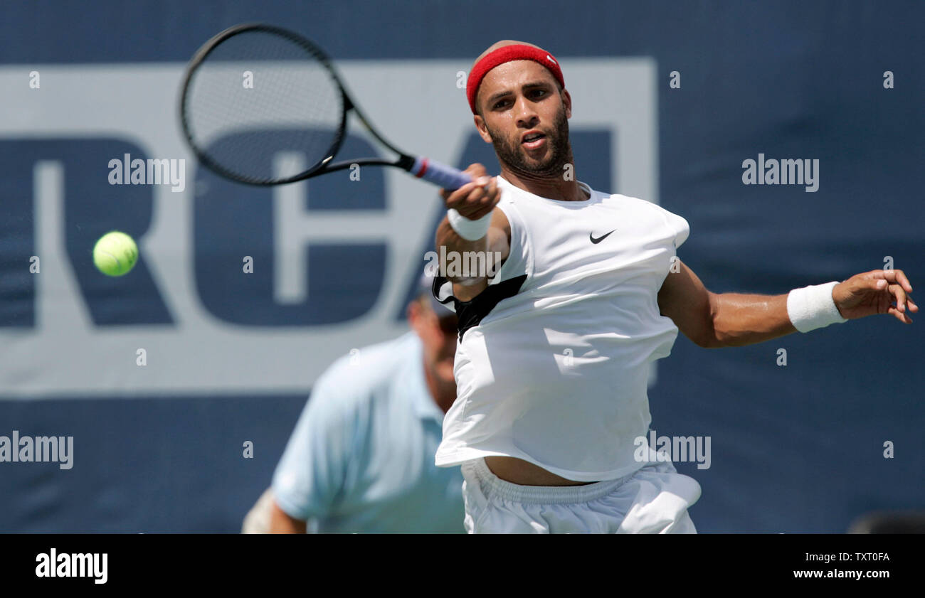 James BLAKE restituisce un diretti contro Andy Roddick nel primo set di loro gara di campionato. Blake sconfitto Roddick 4-6, 6-4, 7-6 (7-5) a vincere l'uomo sceglie il titolo ai campionati RCA in Indianapolis, In Luglio 23, 2006. (UPI foto/Mark Cowan) Foto Stock