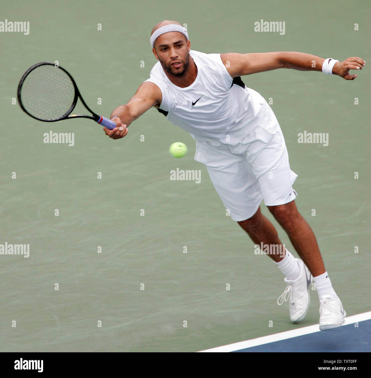 James BLAKE restituisce un servire dal Belgio di Xavier Malisse nel primo set di loro semifinale partita. Blake sconfitto Malisse 6-2, 2-6, 6-1 per avanzare alla gara di campionato al campionato di RCA in Indianapolis, ind. Luglio 22, 2006. (UPI foto/Mark Cowan) Foto Stock