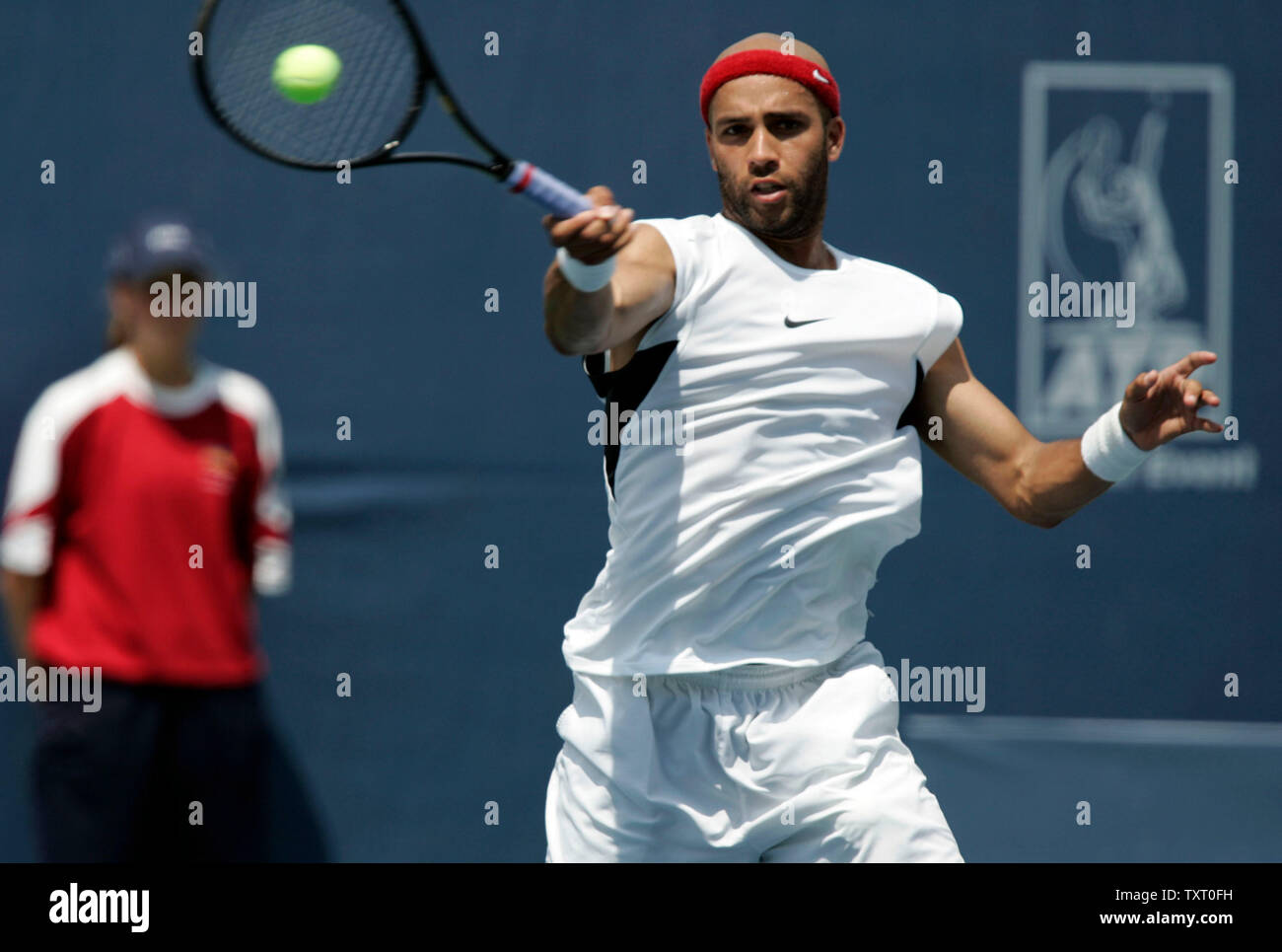 James BLAKE restituisce un diretti contro Andy Roddick nel primo set di loro gara di campionato. Blake sconfitto Roddick 4-6, 6-4, 7-6 (7-5) a vincere l'uomo sceglie il titolo ai campionati RCA in Indianapolis, In Luglio 23, 2006. (UPI foto/Mark Cowan) Foto Stock