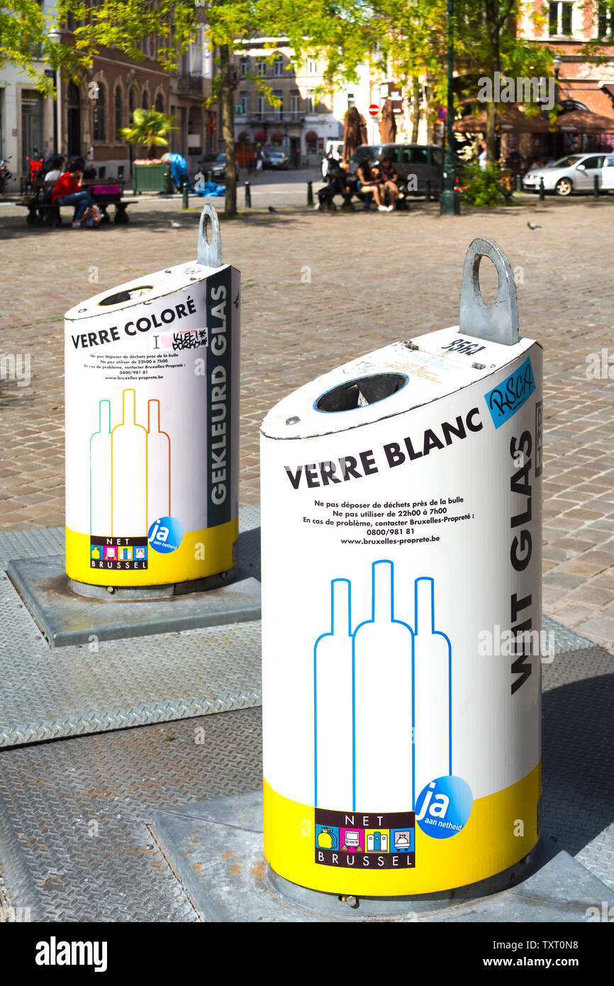 Chiaro e colorato bottiglia di vetro contenitori di rifiuti - Luogo Sainte-Catherine, Bruxelles, Belgio. Foto Stock