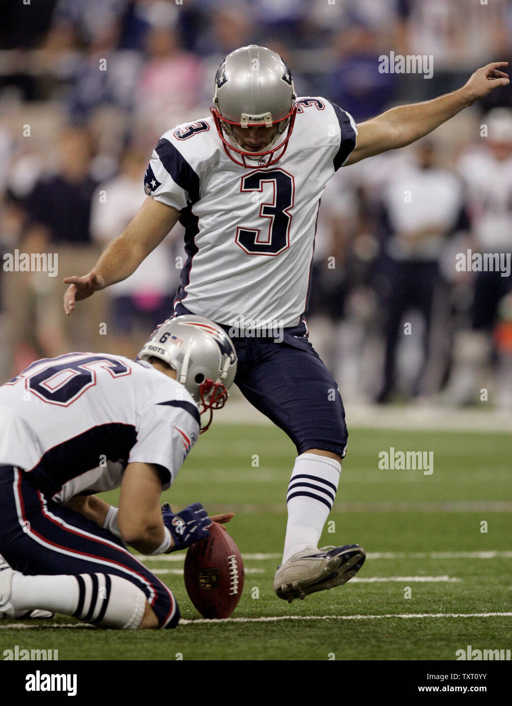 New England Patriots kicker Stephen Gostkowski (3) interviene il punto extra come compagno di squadra Matt Cassel (16) mantiene dopo il primo punteggio contro gli Indianapolis Colts durante l'AFC partita di campionato al RCA Dome di Indianapolis il 21 gennaio 2006. (UPI foto/Mark Cowan) Foto Stock