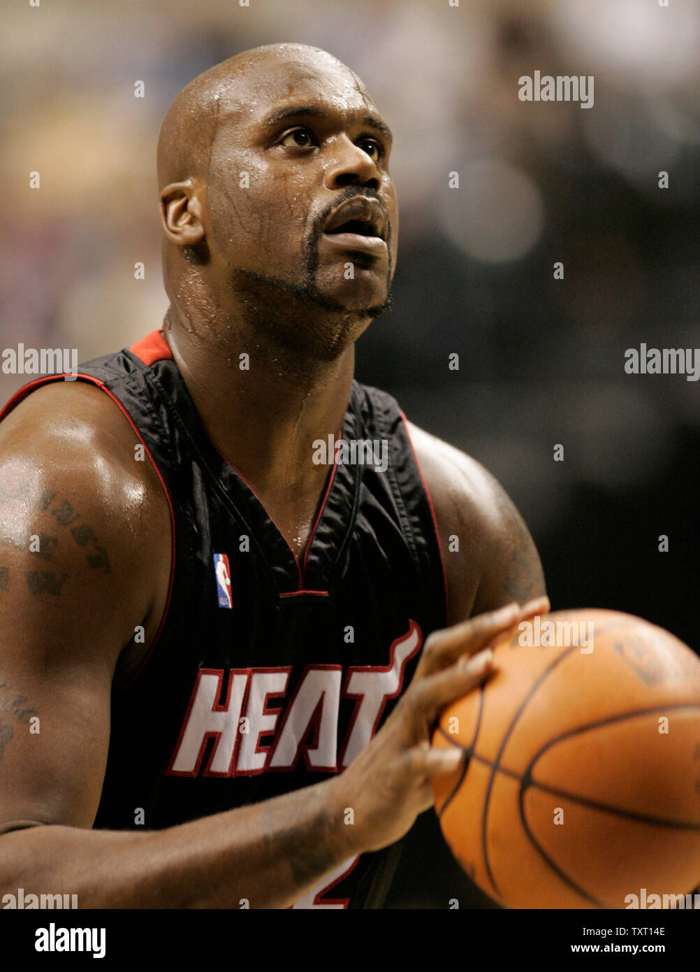 Miami Heat center Shaquille O'Neal (32) assume una libera passi contro Indiana Pacers nel suo primo gioco torna da un gioco 35 lay-off a Conseco Fieldhouse in Indianapolis 24 gennaio 2007. (UPI foto/Mark Cowan) Foto Stock