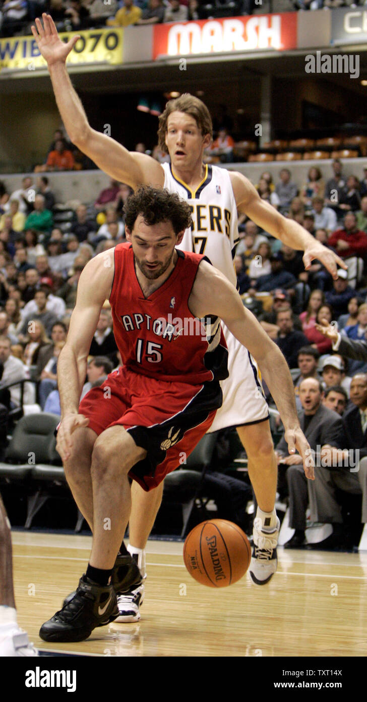 Toronto Raptors avanti Jorge Garbajosa (15), dalla Spagna, raggiunge per una sfera allentata nella parte anteriore del Indiana Pacers guard Mike Dunleavy (17) presso la Conseco Fieldhouse di Indianapolis il 27 gennaio 2007. (UPI foto/Mark Cowan) Foto Stock