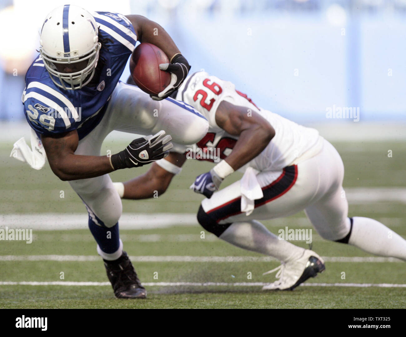 Indianapolis Colts running back Joseph Addai (29) è scattato da Houston Texans sicurezza Eugene Wilson (26) durante il secondo trimestre a Lucas campo petrolifero di Indianapolis il 8 novembre 2009. Il Colts ha sconfitto i Texans 20-17 a rimanere imbattuto. UPI /Mark Cowan Foto Stock