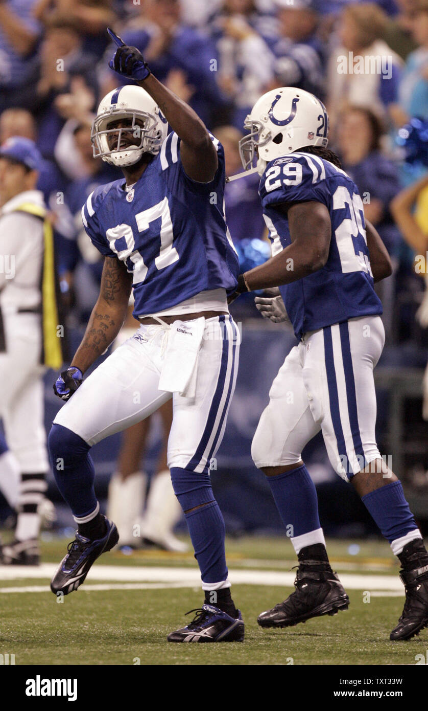 Indianapolis Colts Reggie Wayne (87) celebra il suo gioco di touchdown vincente contro il New England Patriots con il compagno di squadra Giuseppe Addai (29) durante il quarto trimestre a Lucas campo petrolifero di Indianapolis il 15 novembre 2009. Il Colts ha sconfitto i patrioti 35-34. Fino /Mark Cowan Foto Stock