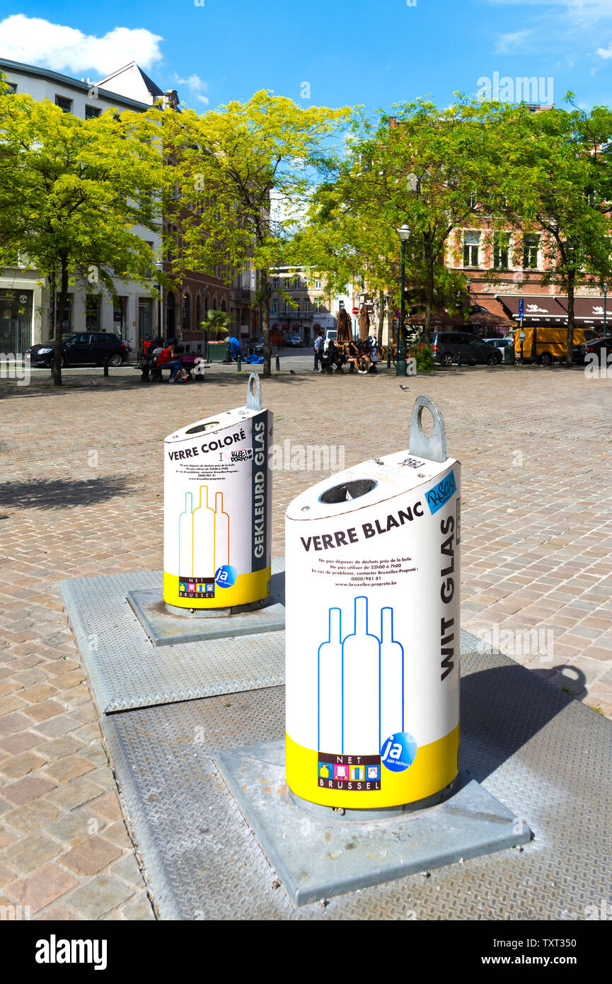 Chiaro e colorato bottiglia di vetro contenitori di rifiuti - Luogo Sainte-Catherine, Bruxelles, Belgio. Foto Stock