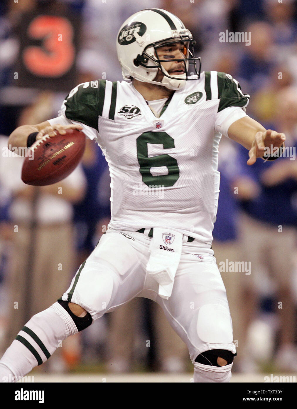 New York getti quarterback Mark Sanchez (6) scende di nuovo a passare contro gli Indianapolis Colts durante il primo trimestre del loro Campionato AFC Playoff gioco a Lucas campo petrolifero di Indianapolis il 24 gennaio 2010. UPI /Mark Cowan Foto Stock