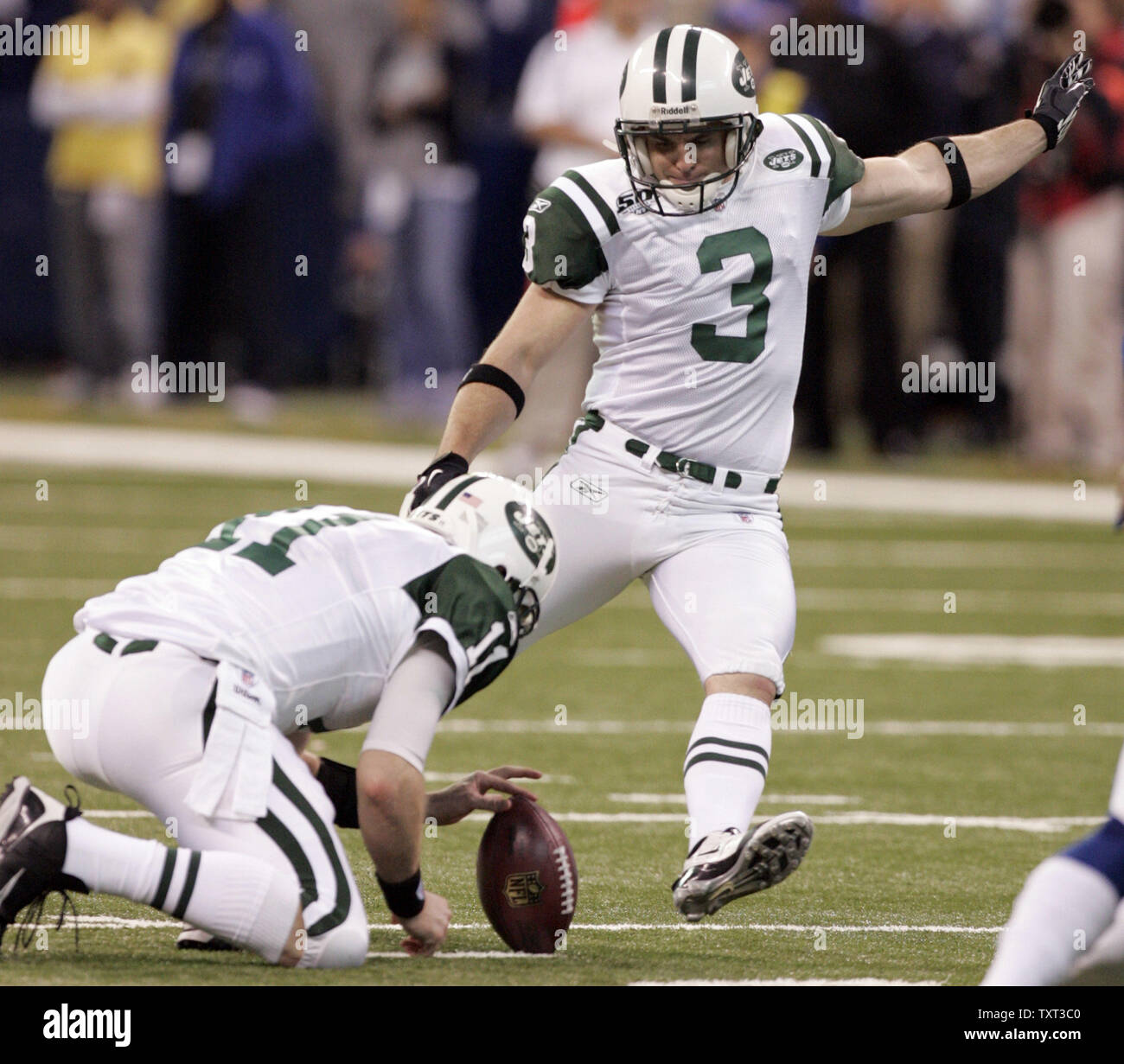 New York getti kicker Jay Feely (3) manca un obiettivo del campo come Kellen Clemens (11) trattiene durante il primo trimestre del loro Campionato AFC gioco di spareggio contro la Indianapolis Colts a Lucas campo petrolifero di Indianapolis il 24 gennaio 2010. UPI /Mark Cowan Foto Stock