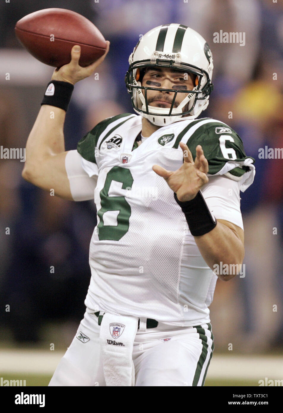 New York getti quarterback Mark Sanchez (6) scende di nuovo a passare contro gli Indianapolis Colts durante il primo trimestre del loro Campionato AFC Playoff gioco a Lucas campo petrolifero di Indianapolis il 24 gennaio 2010. UPI /Mark Cowan Foto Stock