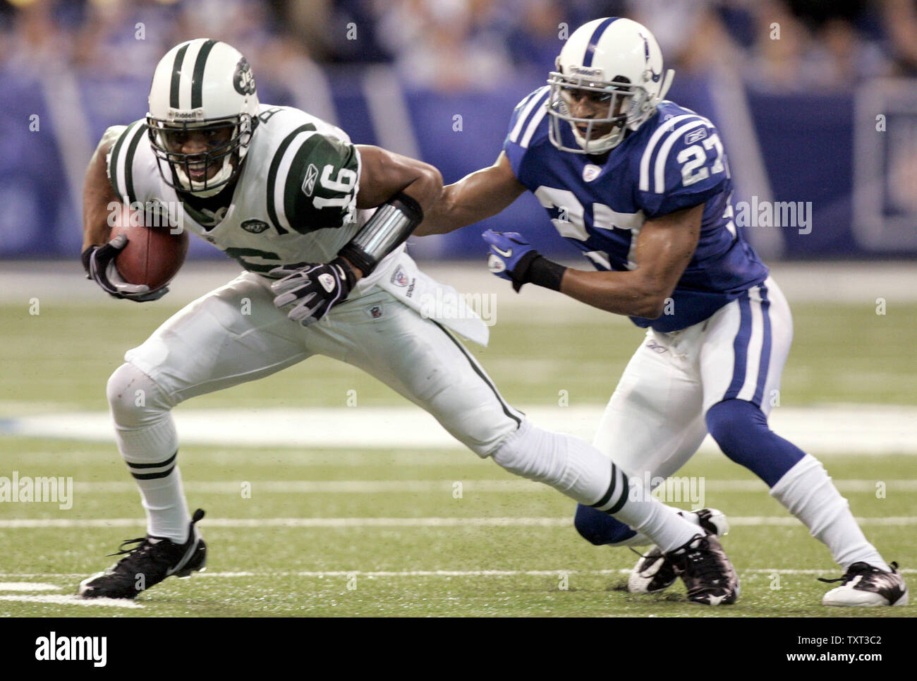 New York getti wide receiver Brad Smith (16) tenta di rompere un affrontare da Indianapolis Colts defensive back Giacobbe Lacey (27) durante il primo trimestre del loro Campionato AFC Playoff gioco a Lucas campo petrolifero di Indianapolis il 24 gennaio 2010. UPI /Mark Cowan Foto Stock