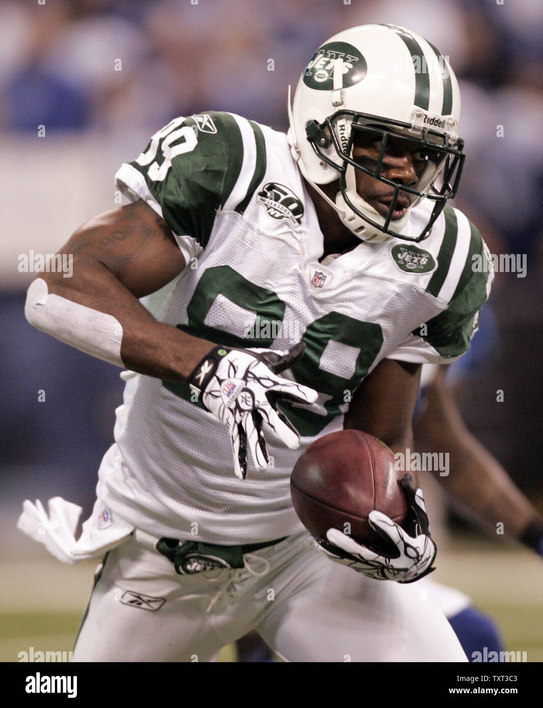 New York getti wide receiver Jerricho Cotchery (89) restituisce un kick contro gli Indianapolis Colts durante il primo trimestre del loro Campionato AFC Playoff gioco a Lucas campo petrolifero di Indianapolis il 24 gennaio 2010. UPI /Mark Cowan Foto Stock