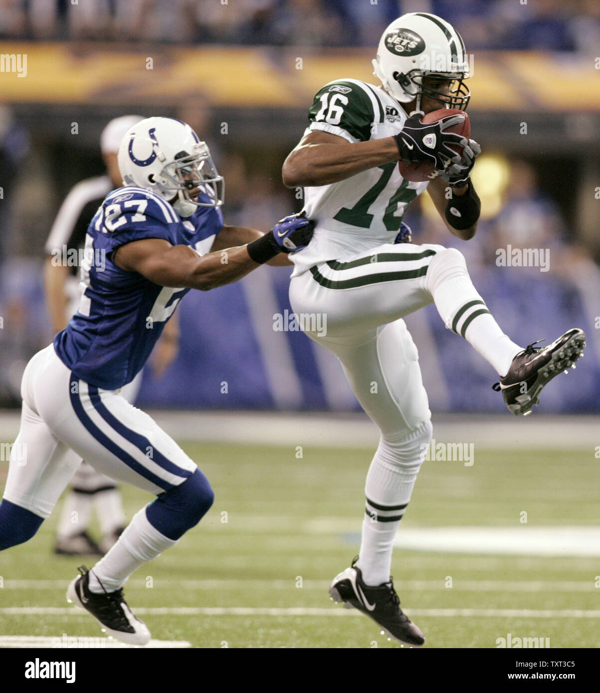 New York getti wide receiver Brad Smith (16) afferra un passano davanti a Indianapolis Colts defensive back Giacobbe Lacey (27) durante il primo trimestre del loro Campionato AFC Playoff gioco a Lucas campo petrolifero di Indianapolis il 24 gennaio 2010. UPI /Mark Cowan Foto Stock