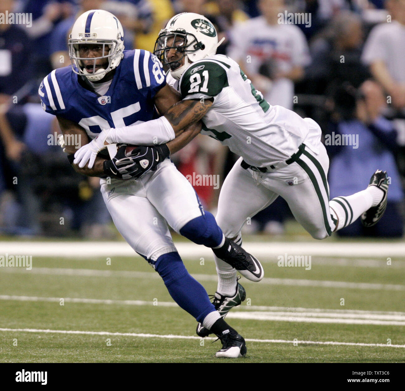 Indianapolis Colts wide receiver Pierre Garcon (85) afferra un passano davanti a New York getti cornerback Dwight Lowery (21) durante il primo trimestre del loro Campionato AFC Playoff gioco a Lucas campo petrolifero di Indianapolis il 24 gennaio 2010. UPI /Mark Cowan Foto Stock