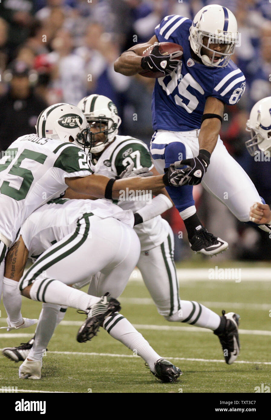 Indianapolis Colts wide receiver Pierre Garcon (85) ostacoli New York getti difensori Kerry Rhodes (25), Dwight Lowery (21) e Donald Strickland (27) durante il primo trimestre del loro Campionato AFC Playoff gioco a Lucas campo petrolifero di Indianapolis il 24 gennaio 2010. UPI /Mark Cowan Foto Stock
