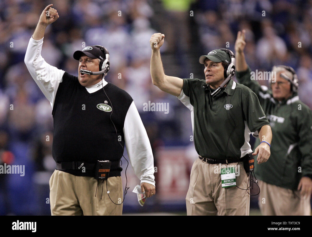 New York getti head coach Rex Ryan, sinistra, e l'assistente allenatore Jeff settimane chiamare un gioco per la difesa durante il primo trimestre del loro Campionato AFC Playoff gioco a Lucas campo petrolifero di Indianapolis il 24 gennaio 2010. UPI /Mark Cowan Foto Stock