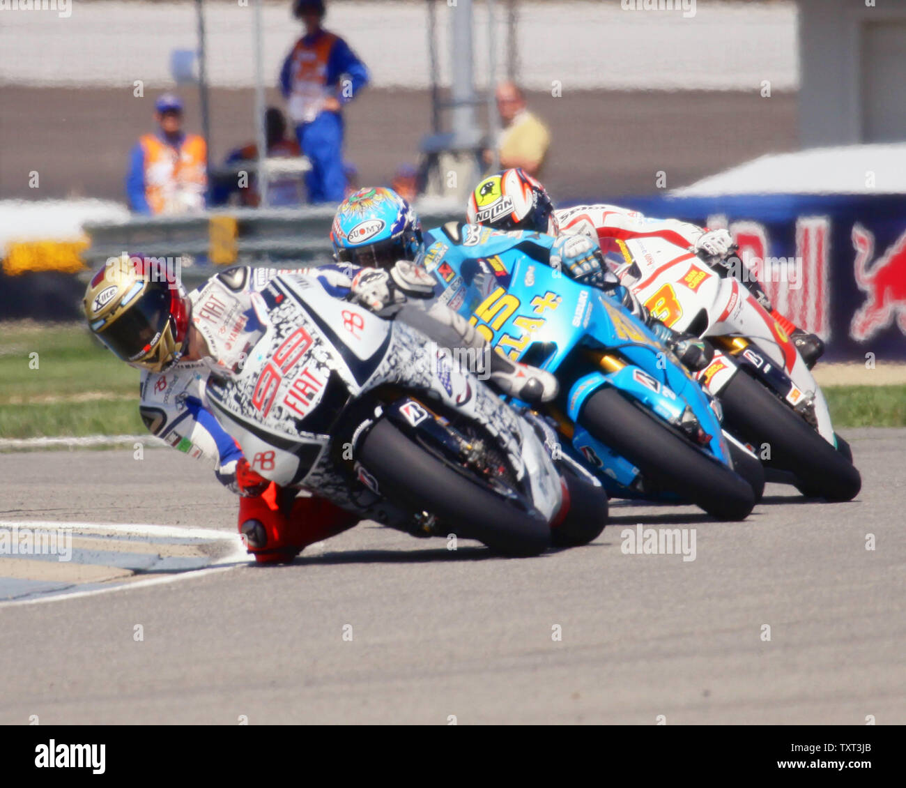 Il campione in carica Jorge Lorenzo arriva attraverso una svolta 15 davanti a Loris Capirossi (65) e Marco Melandri (33) durante le qualifiche per il Moto GP al Motor Speedway di Indianapolis il 28 agosto 2010 a Indianapolis, In. Lorenzo ha preso il secondo in griglia. UPI /Mike Bryand Foto Stock