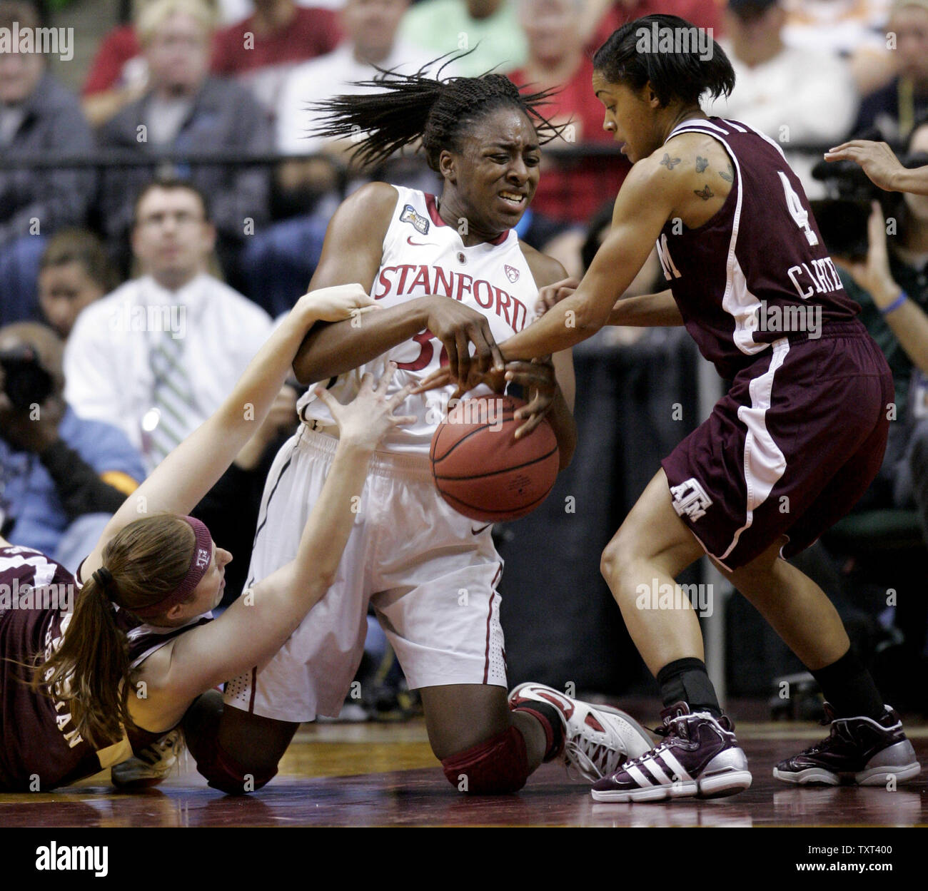 Texas A&M Aggies difensori Kelsey Assarian, a sinistra e a Sydney Carter , a destra, cercare di rubare la palla da Stanford Cardinali' Nnemkadi Ogwumike (30), centro, durante la prima metà del loro NCAA finale donne quattro game al Conseco Fieldhouse di Indianapolis il 3 aprile 2011. UPI /Mark Cowan Foto Stock