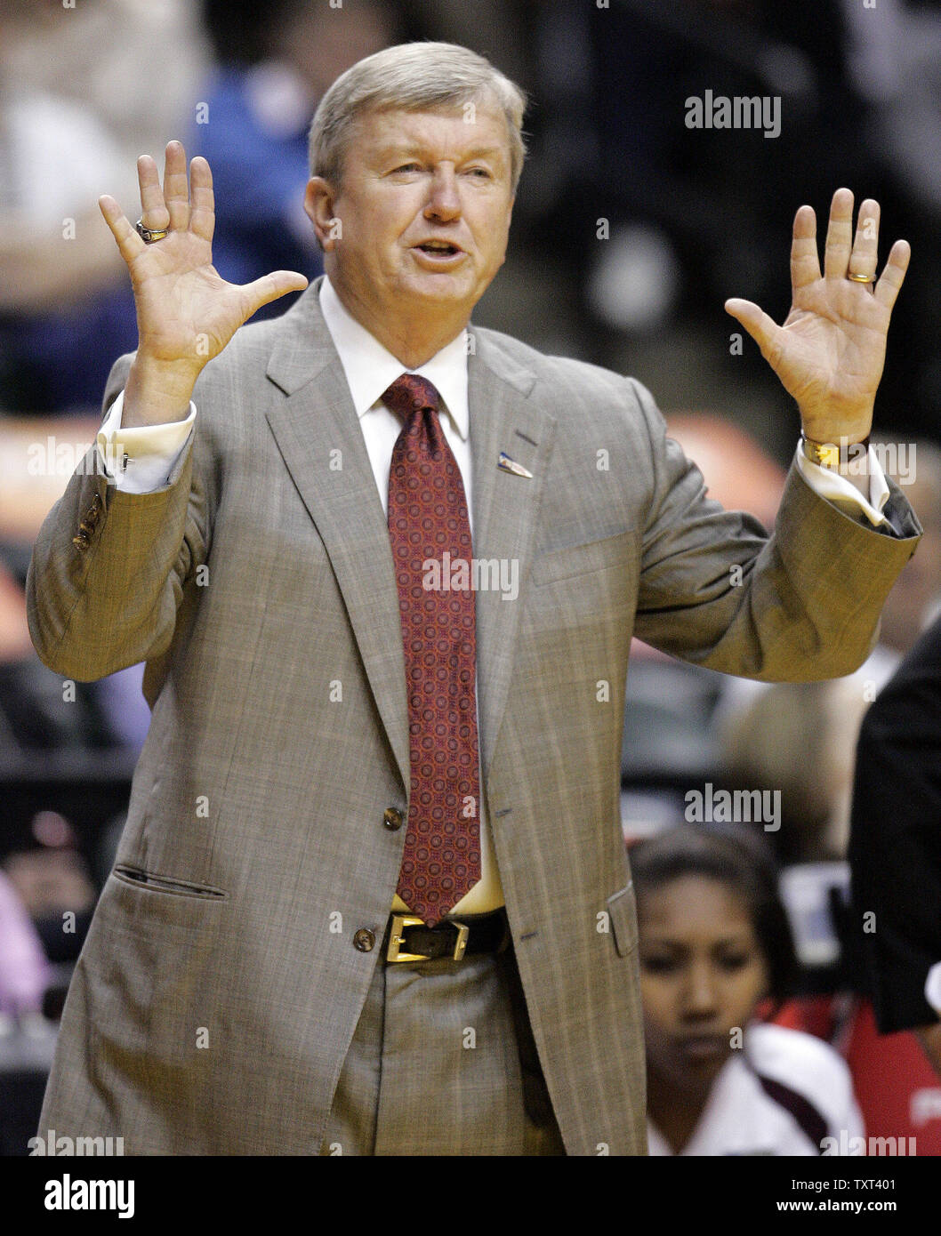 Texas A&M Aggies donna basketball head coach Gary Blair incarica il suo team a premere la Stanford cardinali sulla difesa durante la prima metà del loro NCAA finale donne quattro game al Conseco Fieldhouse di Indianapolis il 3 aprile 2011. UPI /Mark Cowan Foto Stock