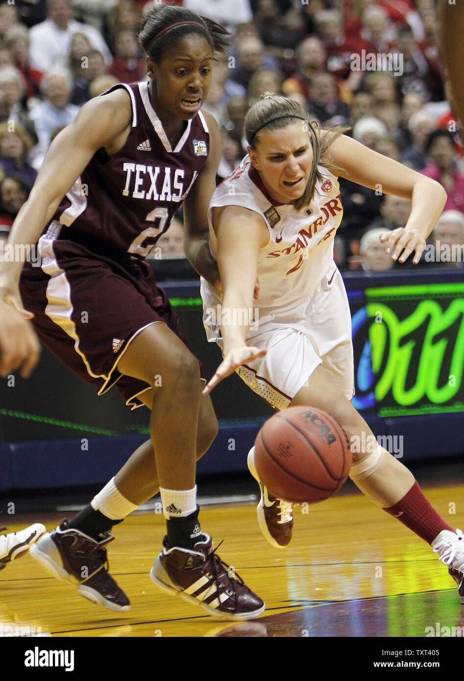 Texas A&M Aggies Adaora Elondu (21), a sinistra e a Stanford Cardinali Jeanette Pohlen (23), a destra la battaglia per una sfera allentati durante la prima metà del loro NCAA finale donne quattro game al Conseco Fieldhouse di Indianapolis il 3 aprile 2011. UPI /Mark Cowan Foto Stock