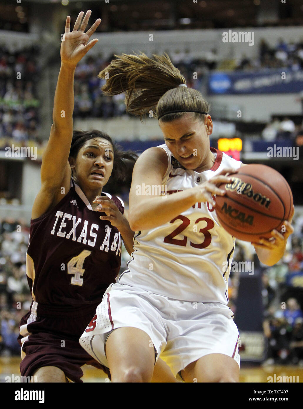 Stanford Cardinali Jeanette Pohlen (23) tira giù un rimbalzo nella parte anteriore del Texas A&M Aggies Sydney carter (4) durante la prima metà del loro NCAA finale donne quattro game al Conseco Fieldhouse di Indianapolis il 3 aprile 2011. UPI /Mark Cowan Foto Stock