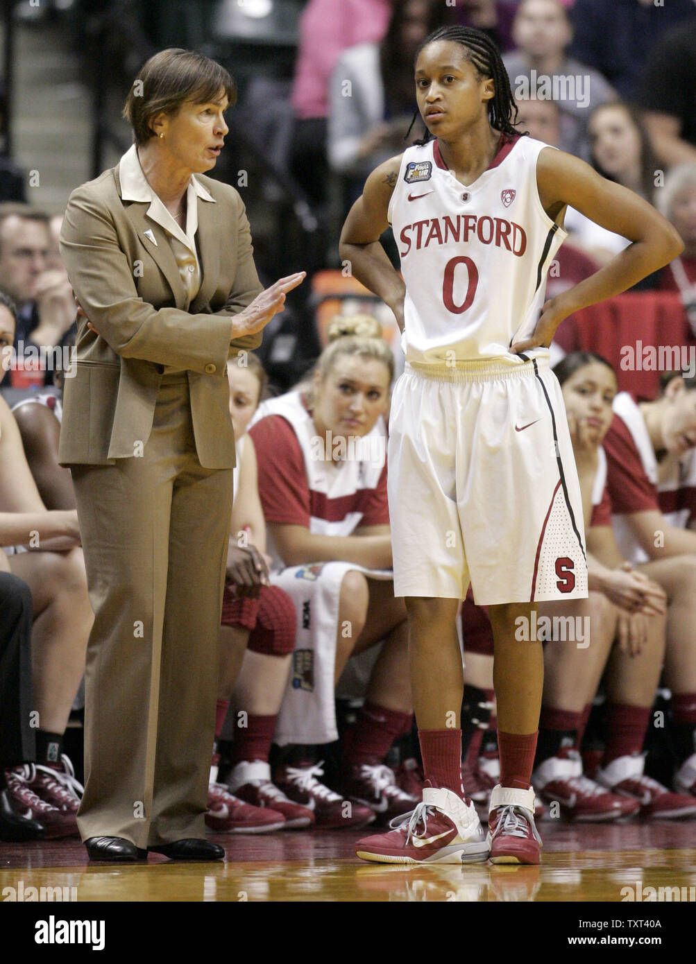 Stanford Cardinali donna basketball head coach Tara VanDerveer, sinistra, incarica guard Melanie Murphy (0) durante la prima metà del loro NCAA finale donne quattro partita contro il Texas A&M Aggies presso la Conseco Fieldhouse di Indianapolis il 3 aprile 2011. UPI /Mark Cowan Foto Stock