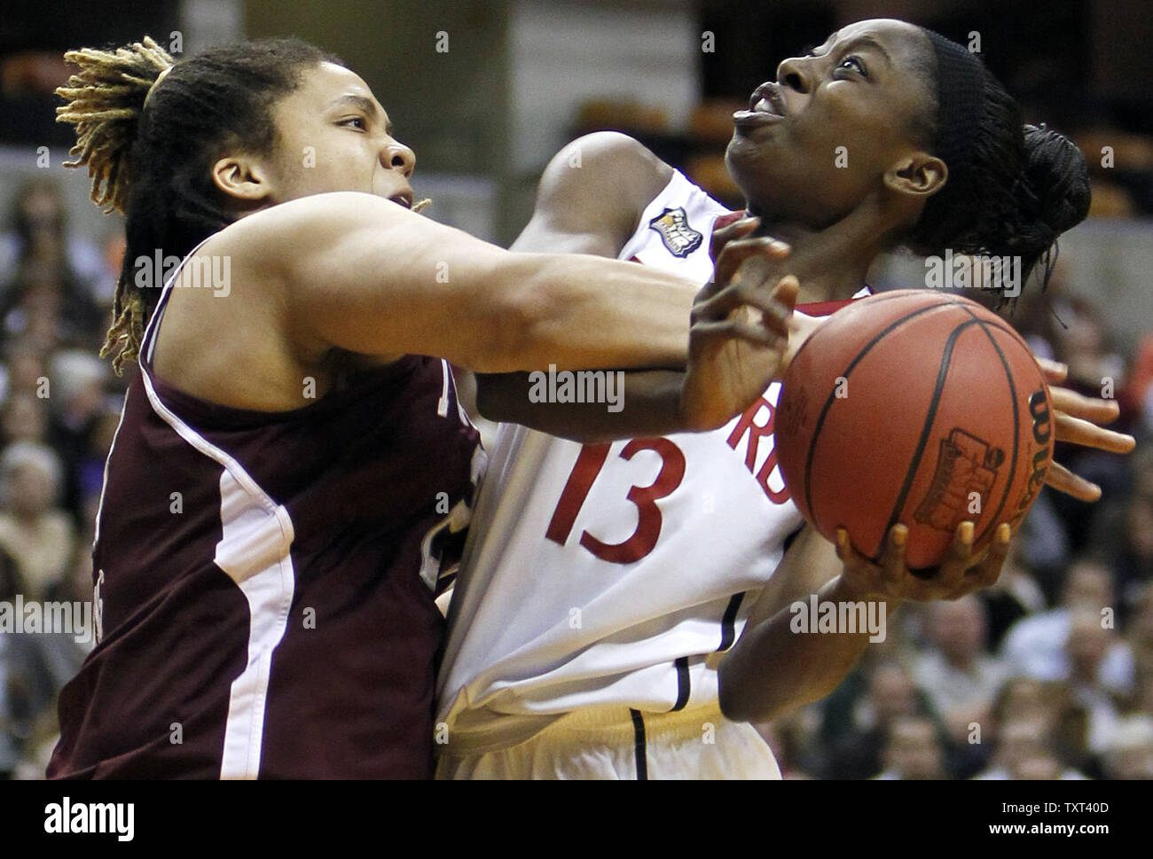 Texas A&M centro Aggies Danielle Adams (23) falli Stanford Cardinali avanti Chiney Ogwumike (13) durante la prima metà del loro NCAA finale donne quattro game al Conseco Fieldhouse di Indianapolis il 3 aprile 2011. UPI /Mark Cowan Foto Stock