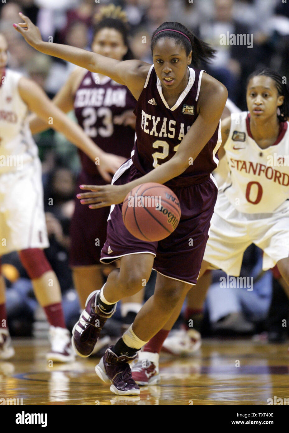 Texas A&M Aggies avanti Adaora Elonu (21) insegue giù una sfera allentato nella prima metà di loro NCAA finale donne quattro partita contro la Stanford Cardinali al Conseco Fieldhouse di Indianapolis il 3 aprile 2011. UPI /Mark Cowan Foto Stock
