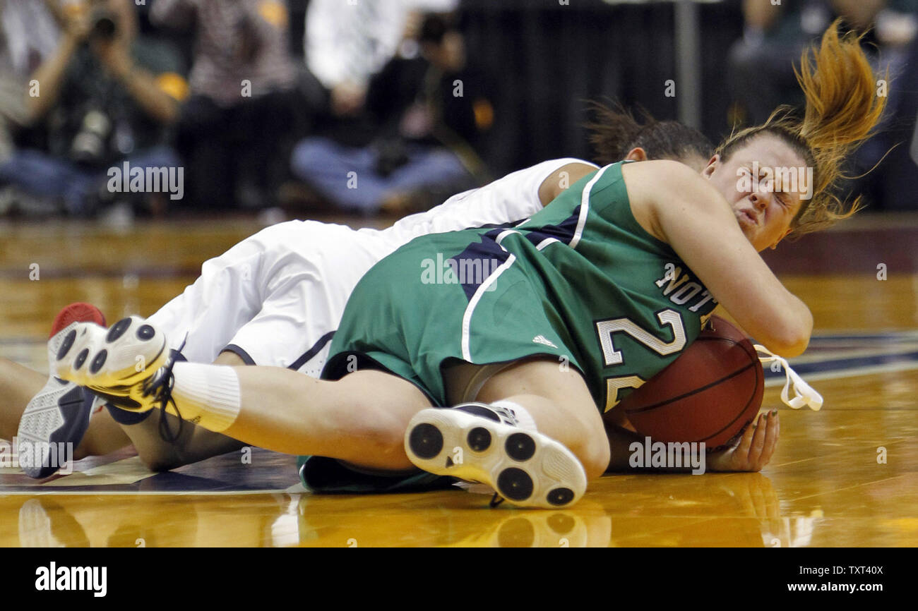 Notre Dame Fighting Irish guard Brittany Moore immersioni su una sfera allentata nella parte anteriore del Connecticut Huskies difensori nella prima metà di loro NCAA finale donne quattro game al Conseco Fieldhouse di Indianapolis il 3 aprile 2011. UPI /Mark Cowan Foto Stock