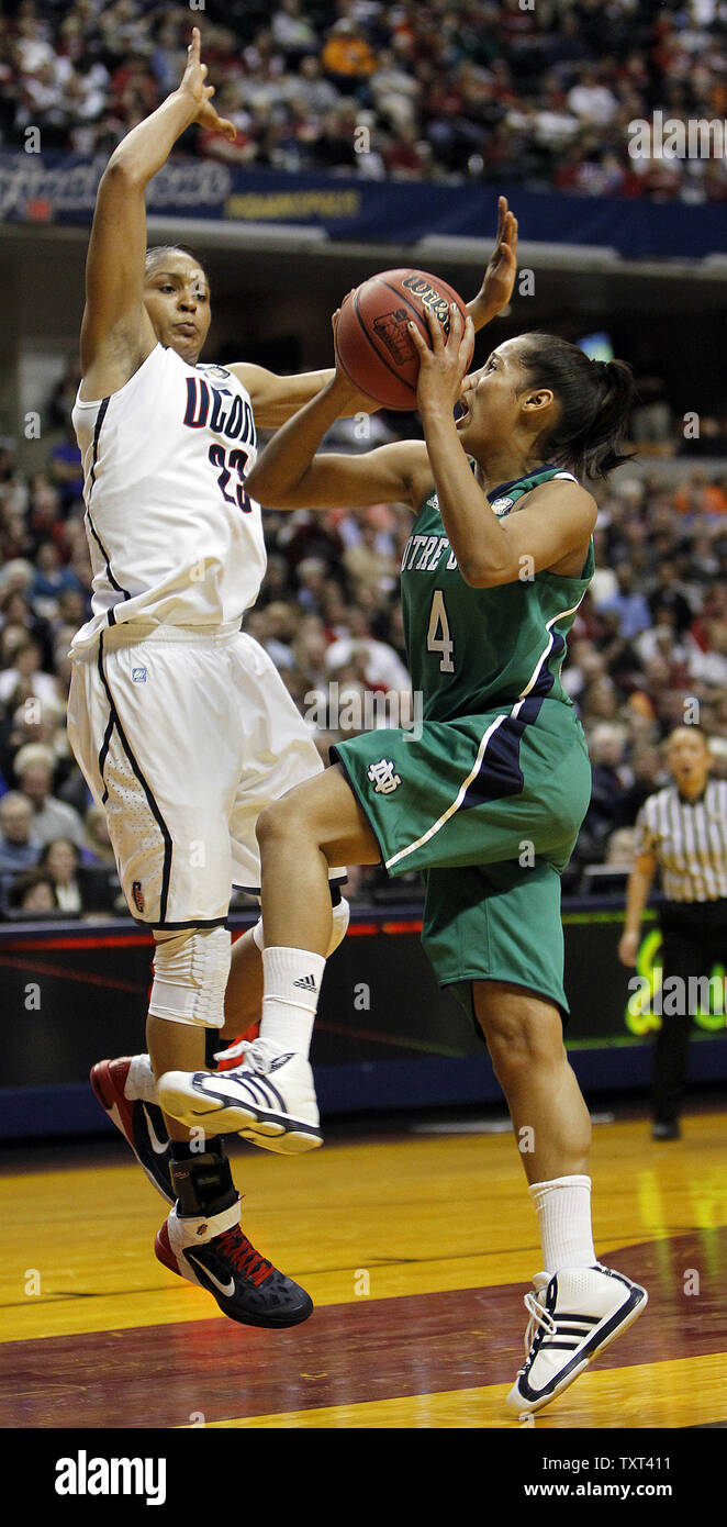 Notre Dame Fighting Irish guard Skylar Diggins (4) va per un cesto contro Connecticut Huskies avanti Maya Moore (23) nella prima metà di loro NCAA finale donne quattro game al Conseco Fieldhouse di Indianapolis il 3 aprile 2011. UPI /Mark Cowan Foto Stock