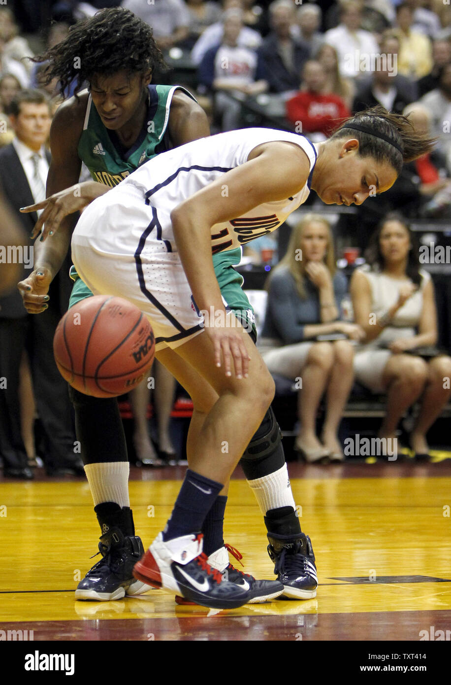 Notre Dame Fighting Irish guard Devereaux Peters, sinistra e Connecticut Huskies defender Bria Hartley, destra battaglia per una sfera allentato nella prima metà di loro NCAA finale donne quattro game al Conseco Fieldhouse di Indianapolis il 3 aprile 2011. UPI /Mark Cowan Foto Stock